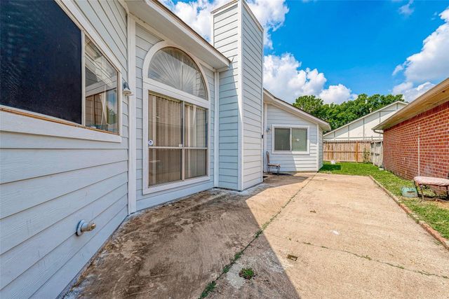 9310 Corner Oaks Ln, Houston, TX 77036