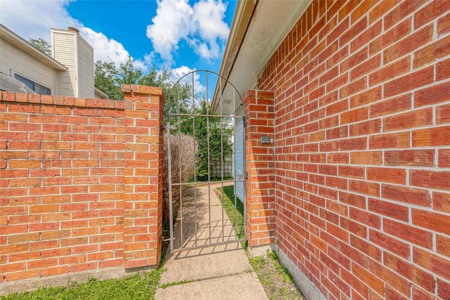 9310 Corner Oaks Ln, Houston, TX 77036