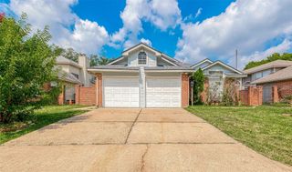 9310 Corner Oaks Ln, Houston, TX 77036