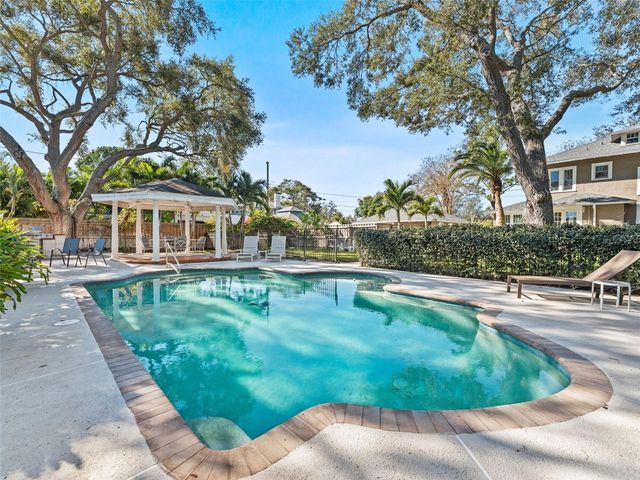 231 72ND STREET N, St Petersburg, FL 33710