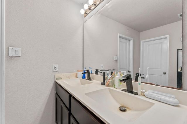 715 Harvest Bluff Drive, Rosharon, TX 77583