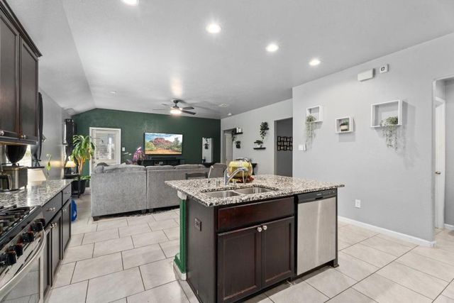 715 Harvest Bluff Drive, Rosharon, TX 77583