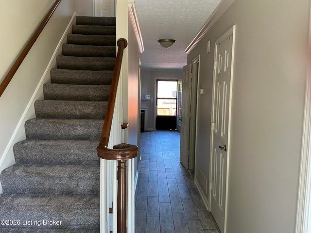 1915 Manor House Dr, Louisville, KY 40220