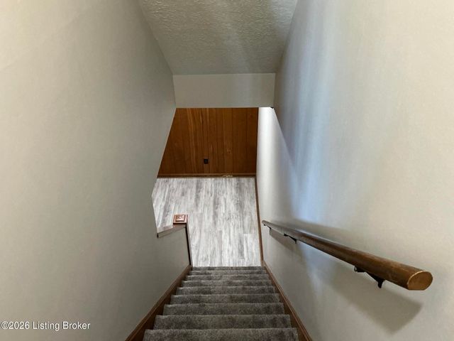 1915 Manor House Dr, Louisville, KY 40220
