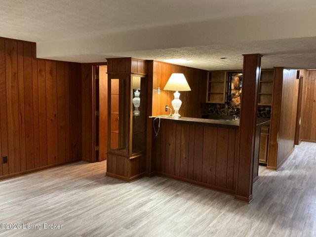 1915 Manor House Dr, Louisville, KY 40220