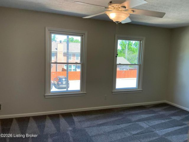 1915 Manor House Dr, Louisville, KY 40220