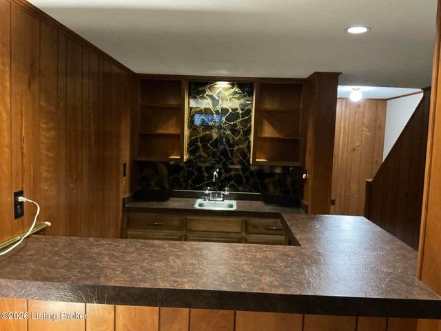 1915 Manor House Dr, Louisville, KY 40220