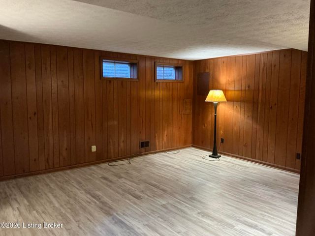 1915 Manor House Dr, Louisville, KY 40220