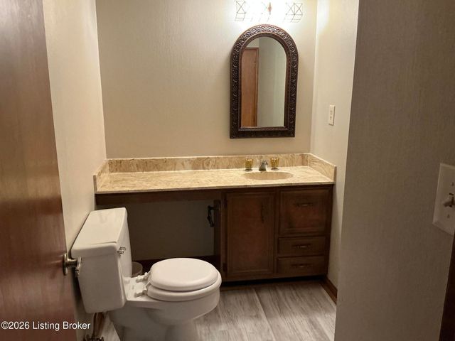 1915 Manor House Dr, Louisville, KY 40220