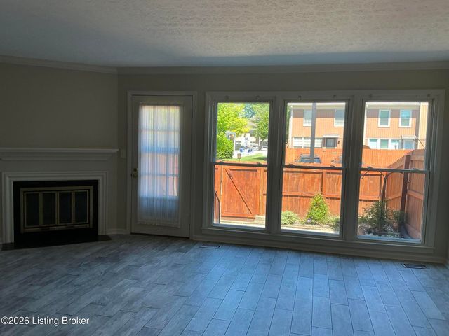 1915 Manor House Dr, Louisville, KY 40220
