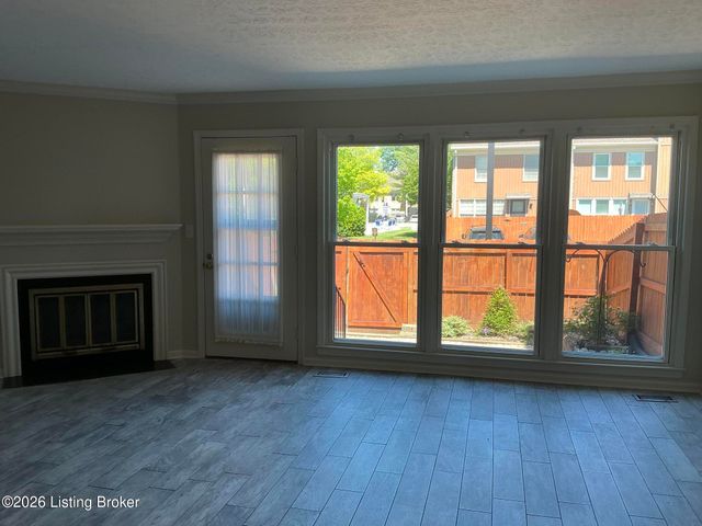 1915 Manor House Dr, Louisville, KY 40220