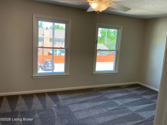 1915 Manor House Dr, Louisville, KY 40220