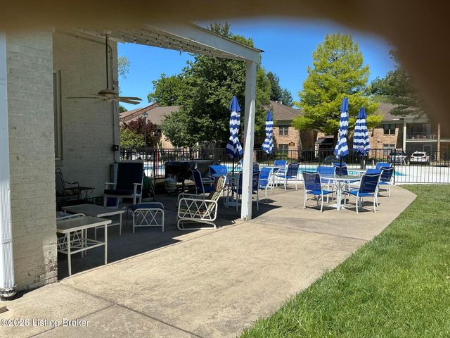 1915 Manor House Dr, Louisville, KY 40220