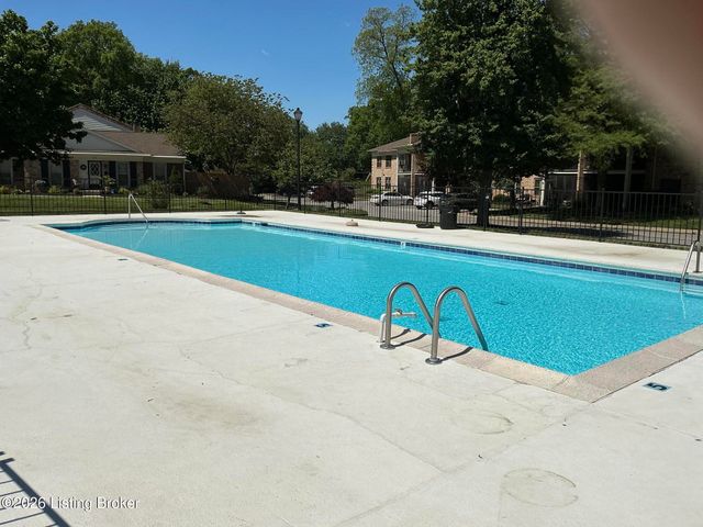1915 Manor House Dr, Louisville, KY 40220