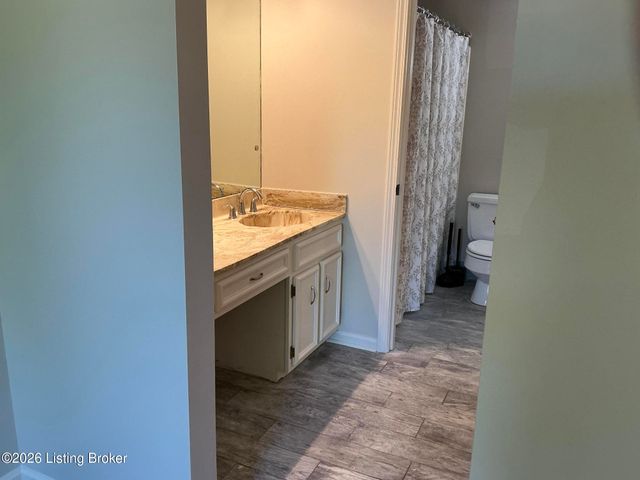 1915 Manor House Dr, Louisville, KY 40220