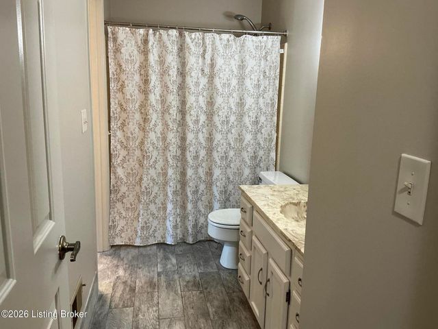 1915 Manor House Dr, Louisville, KY 40220