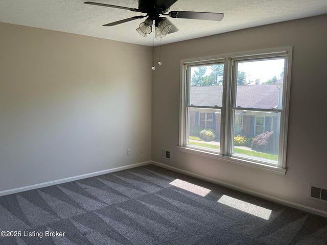 1915 Manor House Dr, Louisville, KY 40220