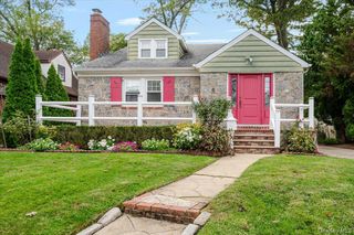 57 Carol St Street, Lynbrook, NY 11563