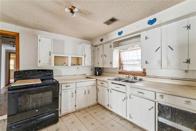 725 N Hamilton Street, Olathe, KS 66061