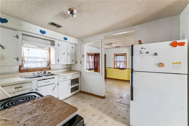 725 N Hamilton Street, Olathe, KS 66061