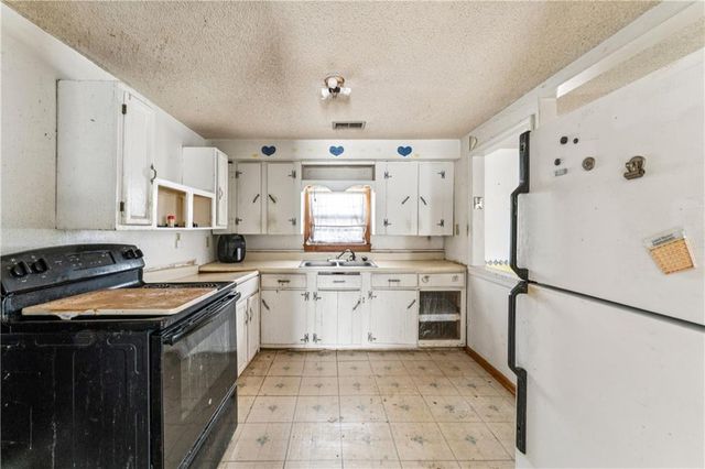 725 N Hamilton Street, Olathe, KS 66061