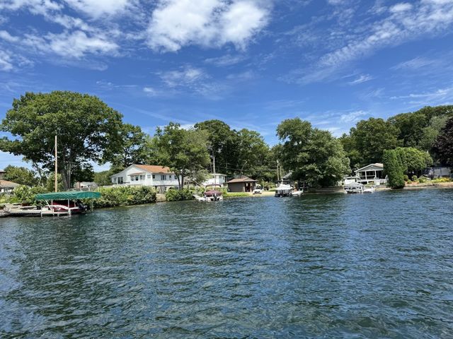 60 Wakefield Ave Webster Lake, Webster, MA 01570