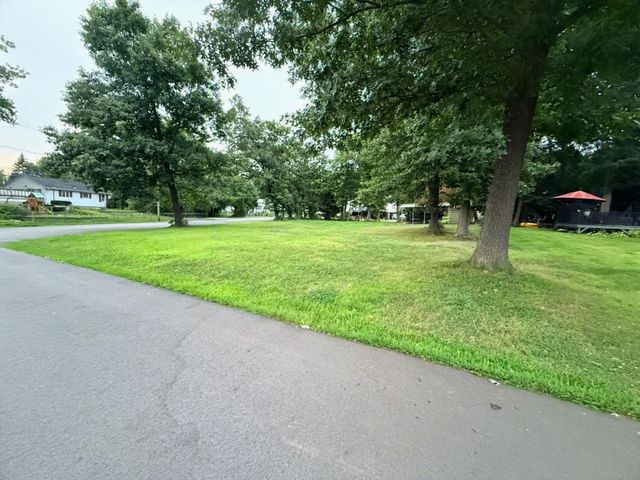 60 Wakefield Ave Webster Lake, Webster, MA 01570