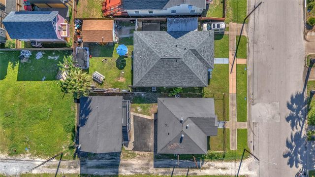 2919 Avenue K 2, Galveston, TX 77550
