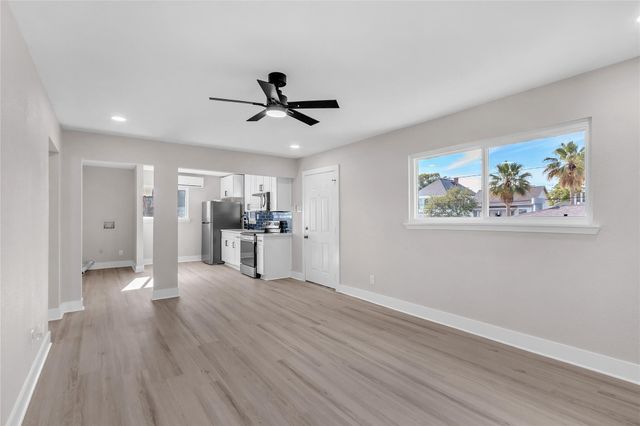 2919 Avenue K 2, Galveston, TX 77550