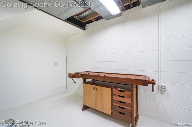 1632 Spotswood Drive, Bloomfield Hills, MI 48302