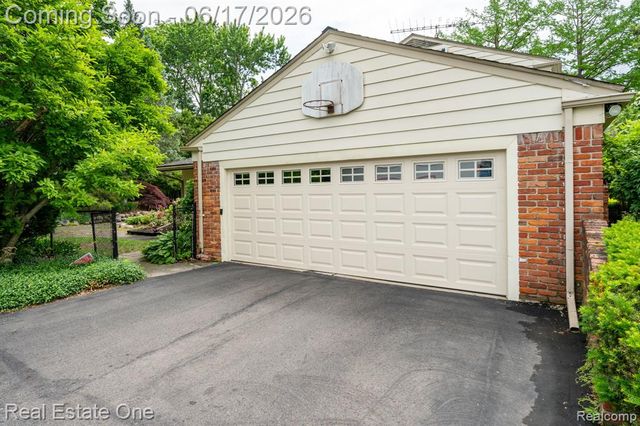 1632 Spotswood Drive, Bloomfield Hills, MI 48302
