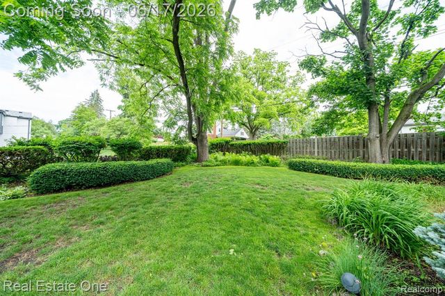 1632 Spotswood Drive, Bloomfield Hills, MI 48302