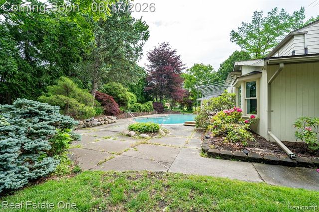 1632 Spotswood Drive, Bloomfield Hills, MI 48302