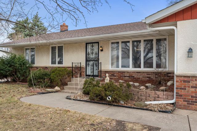 431 Skillman Avenue E, Maplewood, MN 55117