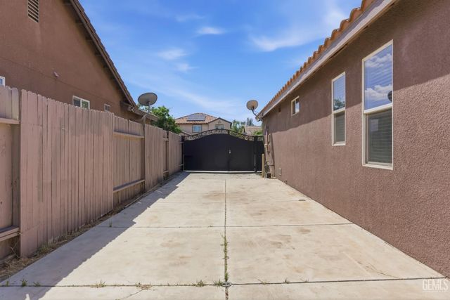 11910 Compass Avenue, Bakersfield, CA 93312