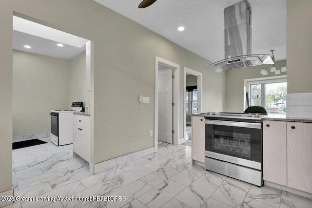 1127 W Saginaw Street, Lansing, MI 48915