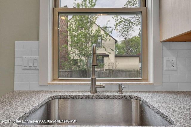 1127 W Saginaw Street, Lansing, MI 48915