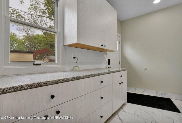 1127 W Saginaw Street, Lansing, MI 48915