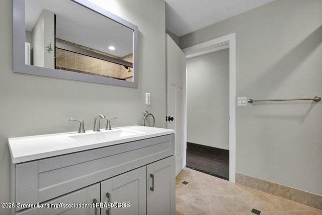 1127 W Saginaw Street, Lansing, MI 48915