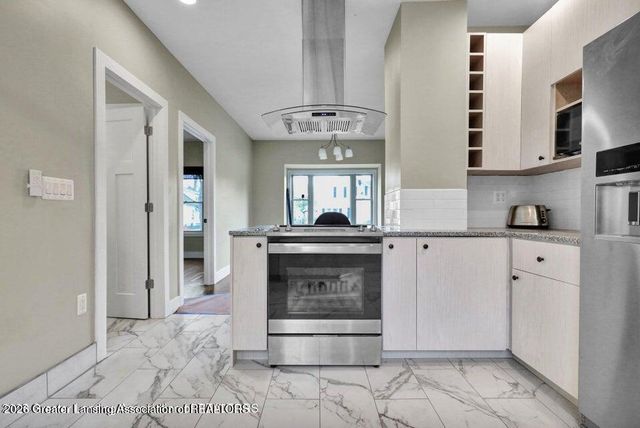 1127 W Saginaw Street, Lansing, MI 48915