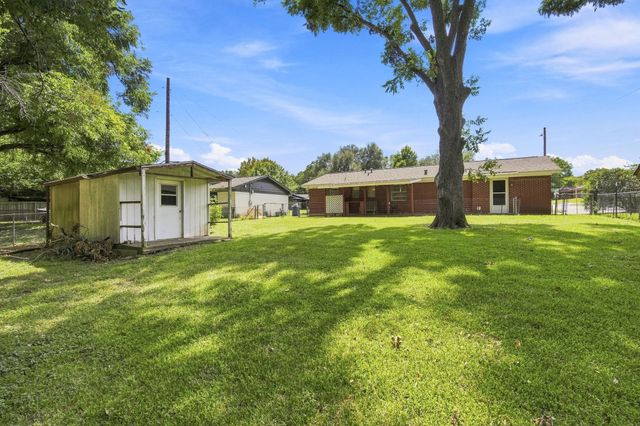 1420 Austin Drive, Ennis, TX 75119