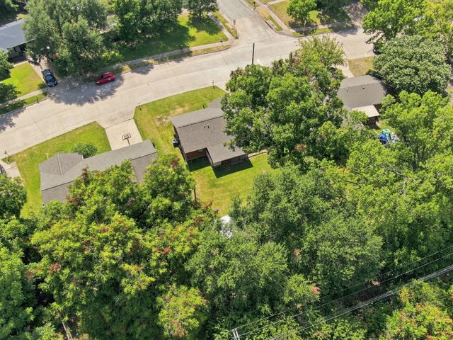 1420 Austin Drive, Ennis, TX 75119
