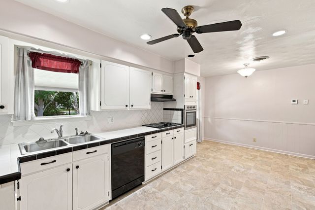 1420 Austin Drive, Ennis, TX 75119