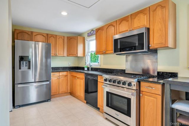 25 Cedar Road, Wading River, NY 11792