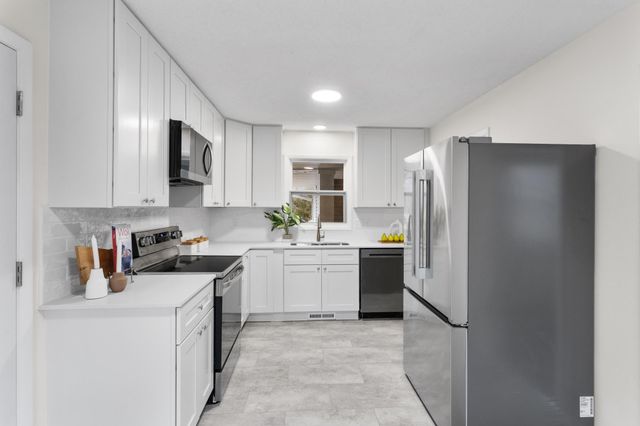 16420 4th Avenue N, Plymouth, MN 55447