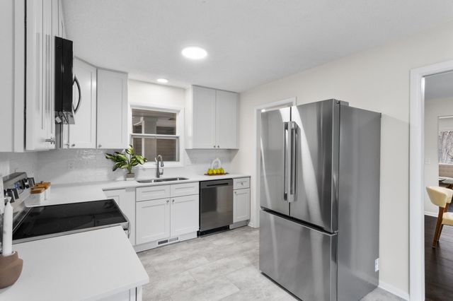 16420 4th Avenue N, Plymouth, MN 55447