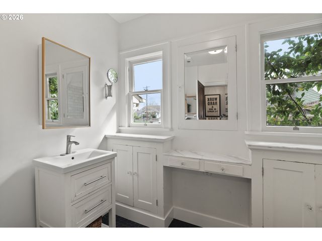 1806 N TERRY St, Portland, OR 97217