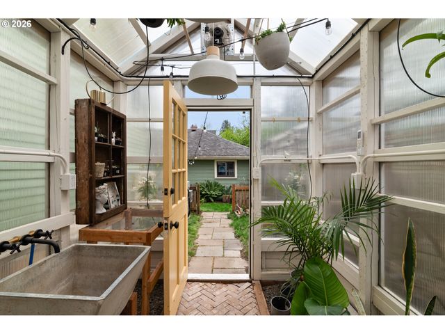 1806 N TERRY St, Portland, OR 97217