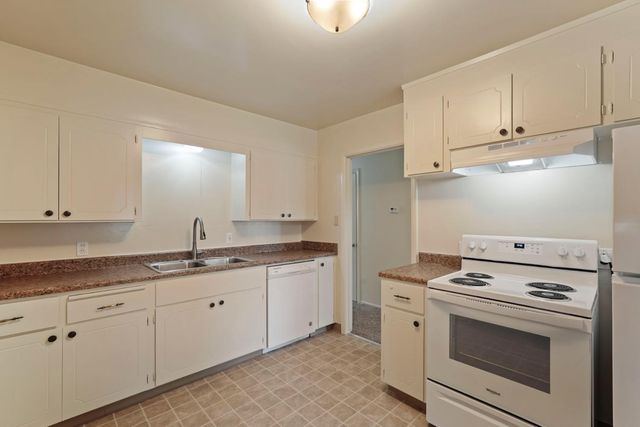 1606 W Lockeford St, Lodi, CA 95242