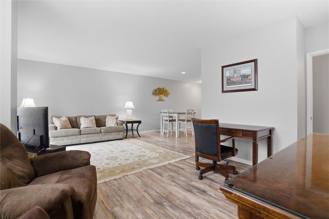 5715 Beacon St 107, Squirrel Hill, PA 15217